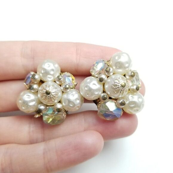 Vintage Pearly White Beaded Cluster Clip On Earrings, Retro Made in Japan - Picture 7 of 7